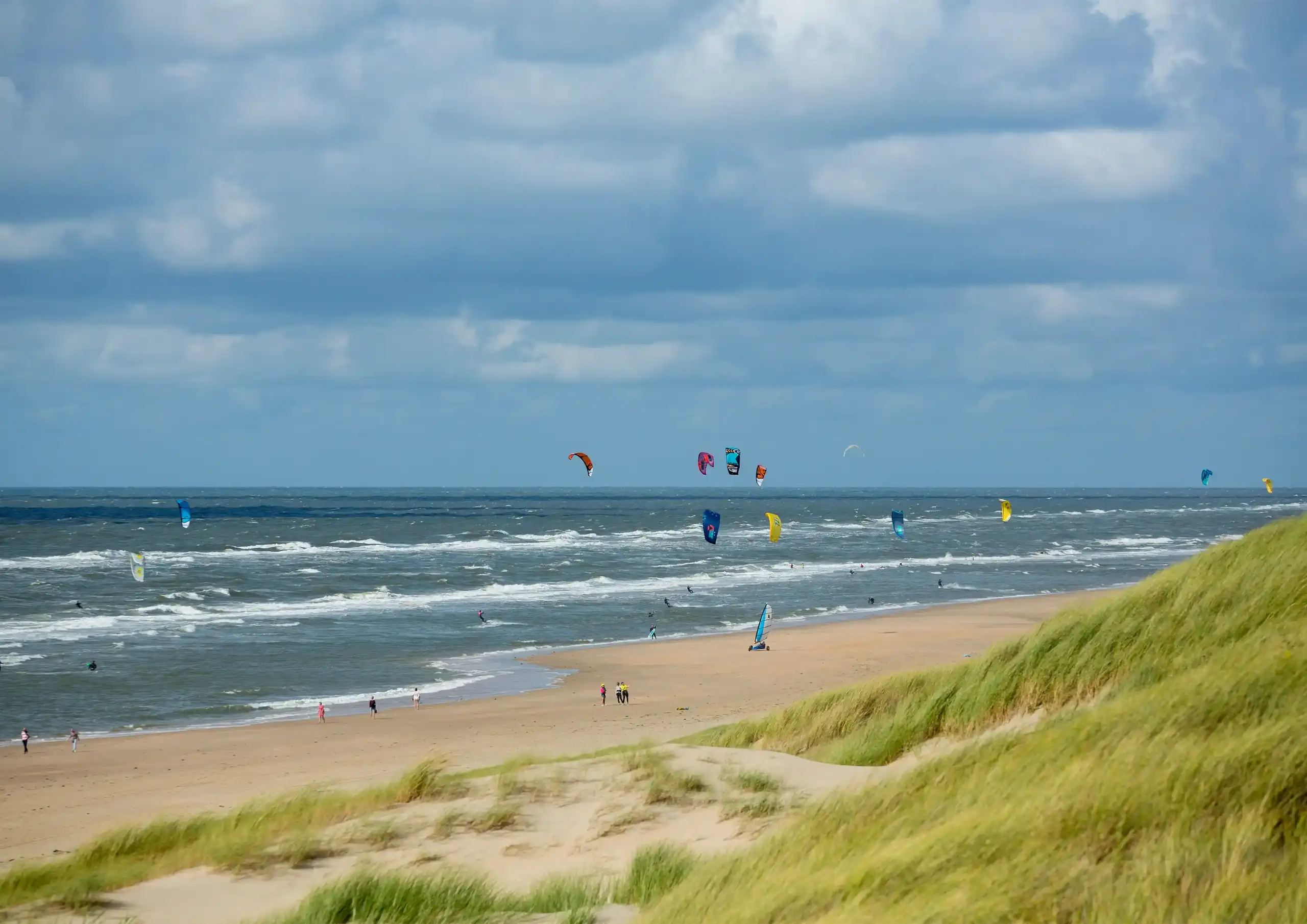 Strand Castricum met windsurfers